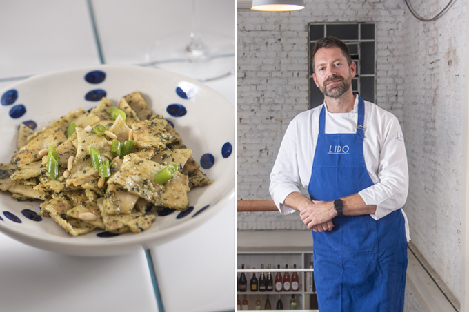 Duas fotos divididas por linha branca: à esquerda, prato com testatoli ao molho pesto. À direita, o chef Roberto Rebaudengo de avental azul encostado em uma grade de segurança