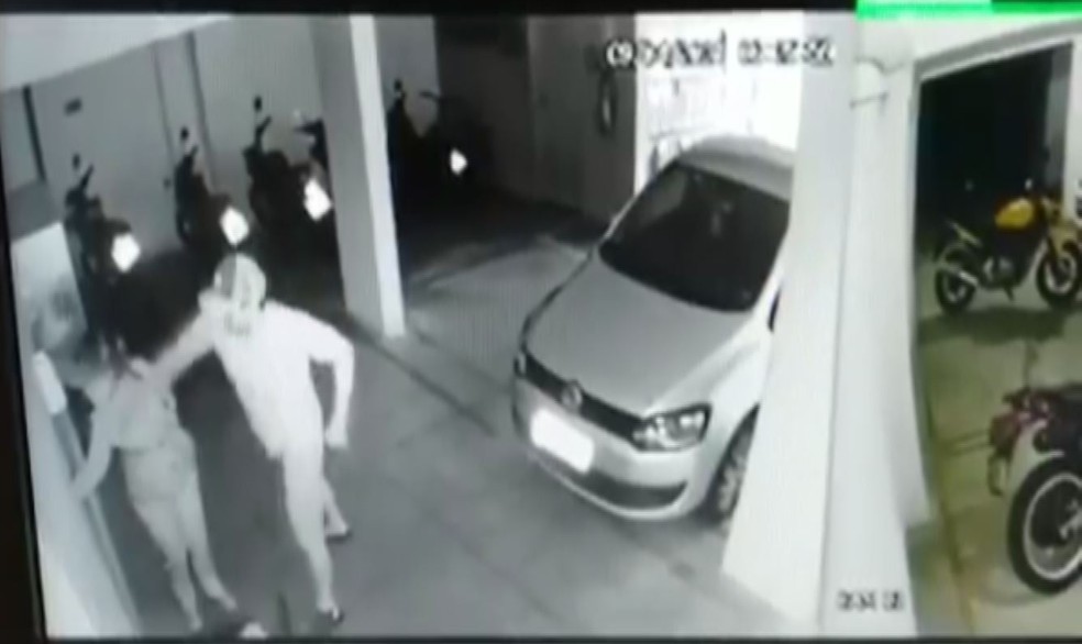 Homem dando soco em vizinha antes de matá-la é registrado por câmeras