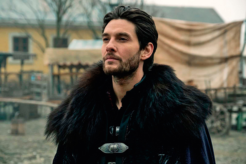 sombraeossos.jpg Ator Ben Barnes em cena veste casacos volumosos que remetem à Rússia Imperial, em cenário de mesmo tema