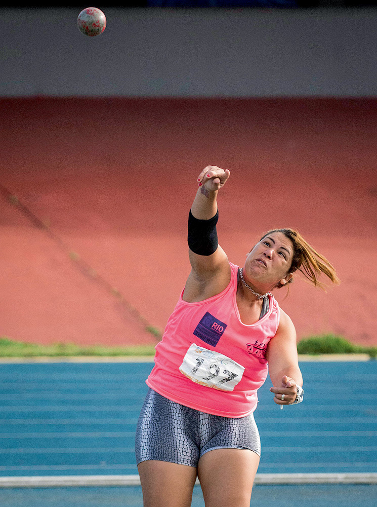 Olimpíadas-Tóquio-Atleta-Marivana A imagem mostra Marivana arremessando um peso durante uma competição