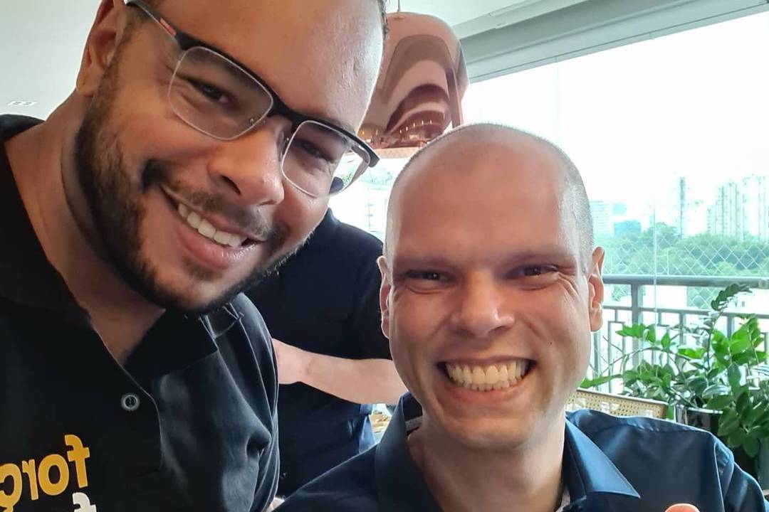 Foto mostra Fernando Alfredo abraçado com Bruno Covas