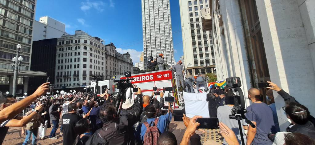 Corpo de Bruno Covas é enterrado em Santos