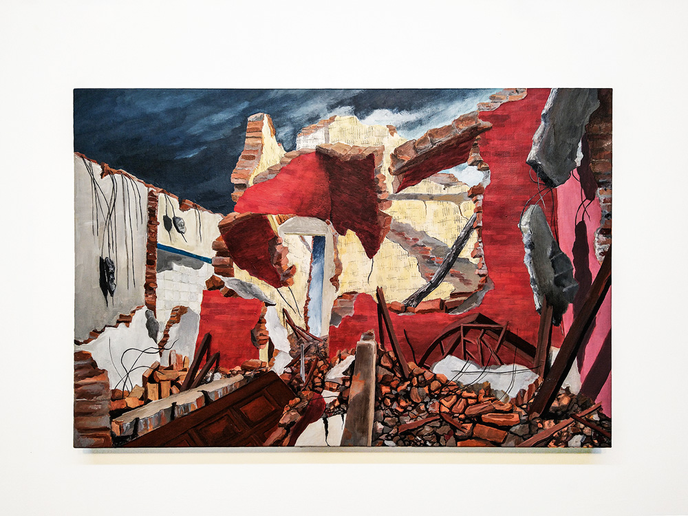 2_Elton Hipolito. Antes que sua paranóia….jpg Obra de arte: destroços de uma casa, tijolos, fios e pedras em meio a paredes quebradas.