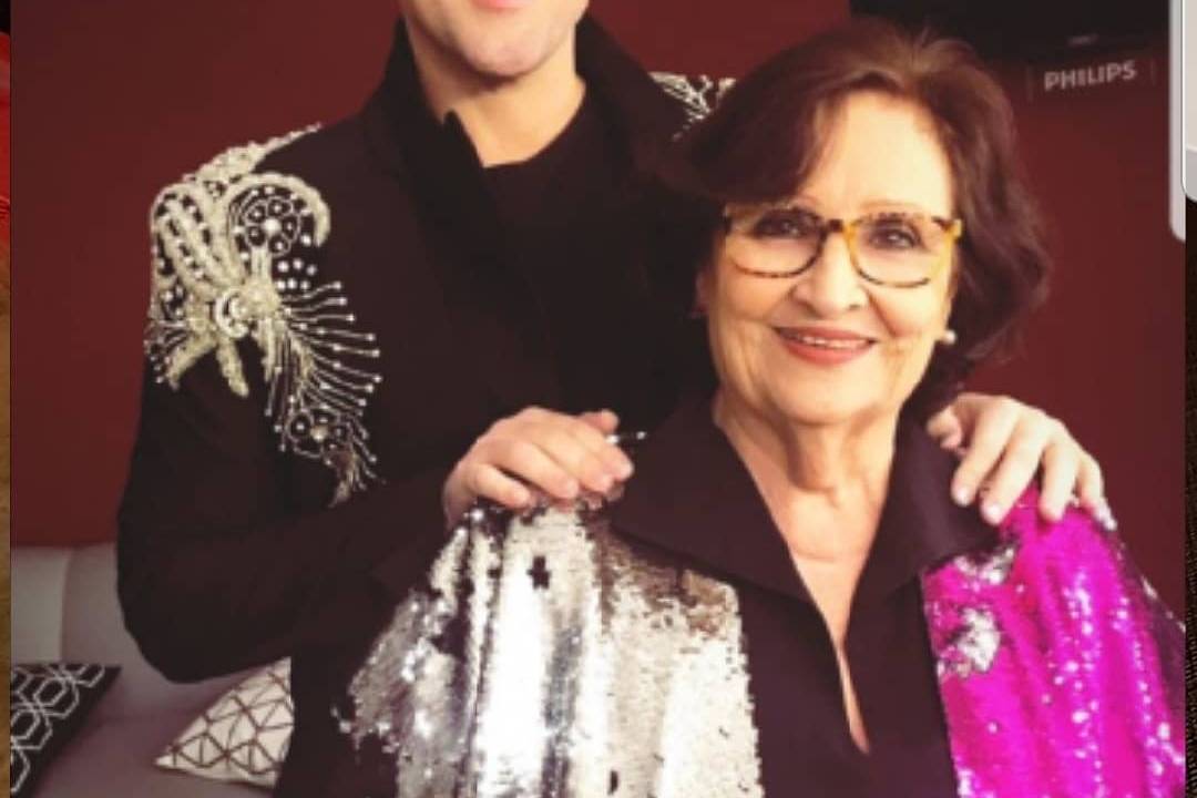 Déa Lúcia e Paulo Gustavo. Ela está na frente, é mãe do humorista que morreu de Covid-19. Pela primeira vez depois da morte do filho, deu uma declaração