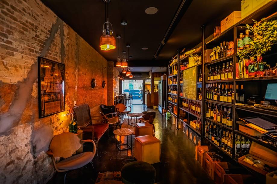 Garrafas nas prateleiras: ambiente com paredes de tijolinho Garrafas nas prateleiras: ambiente com paredes de tijolinho
