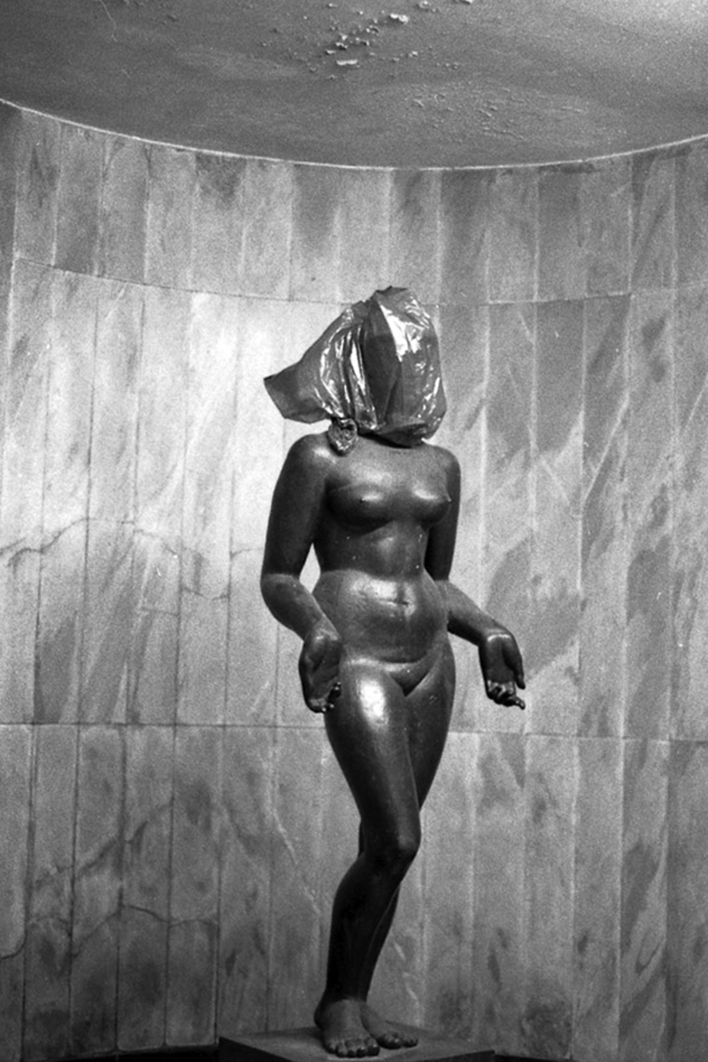 Créditos_Acervo Pessoal Mario Ramiro_Galeria Jaqueline Martins (1) A imagem mostra uma estátua de uma mulher nua com saco em sua cabeça.