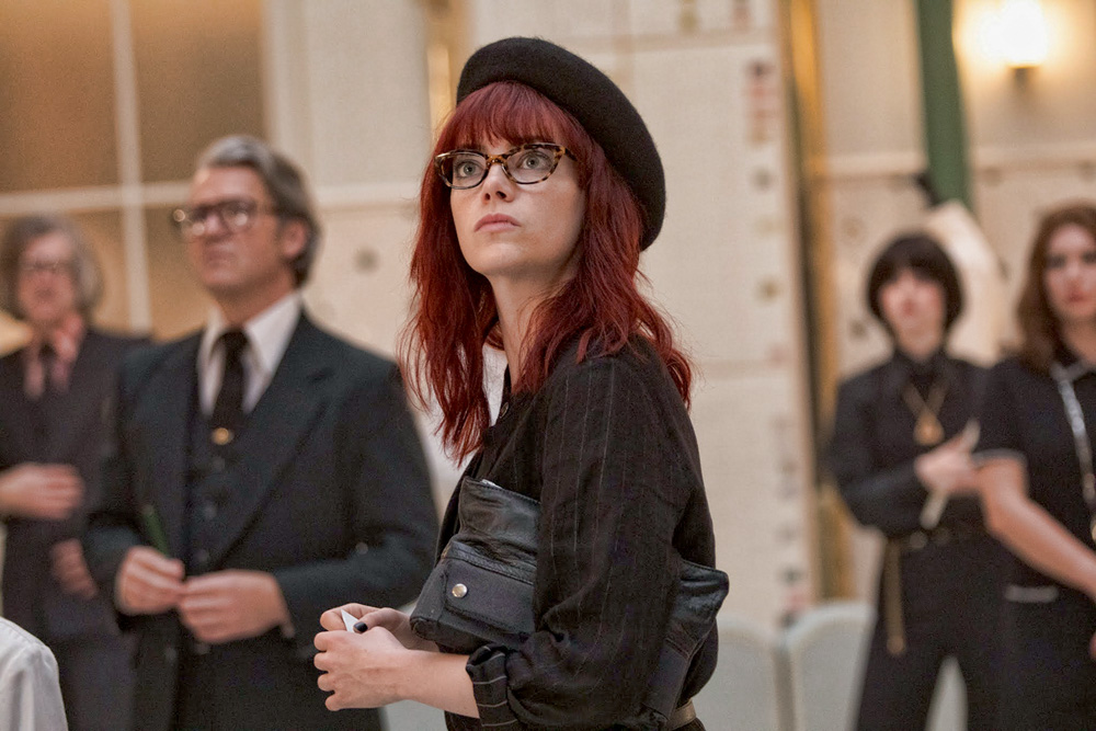 Cruella, que estreia nos cinemas e Disney+, humaniza história da vilã