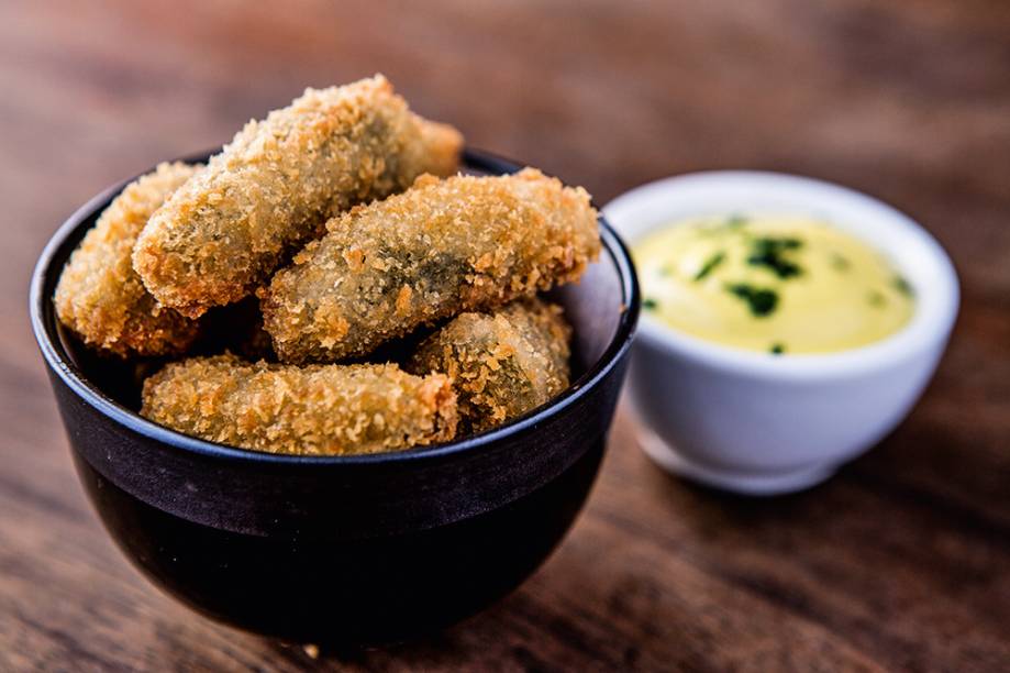 Picles empanados e fritos: pedida leva molho de mostarda à parte Picles empanados e fritos: pedida leva molho de mostarda à parte