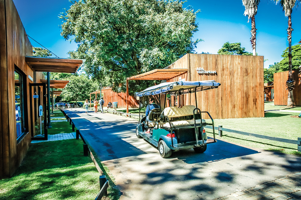 Porto Feliz SP 30 abril 2021Fazenda Boa VistaFoto Alexandre Battibugli VSP A imagem é uma fotografia um carrinho de golf sendo dirigido por uma pessoa que está de costas para a câmera