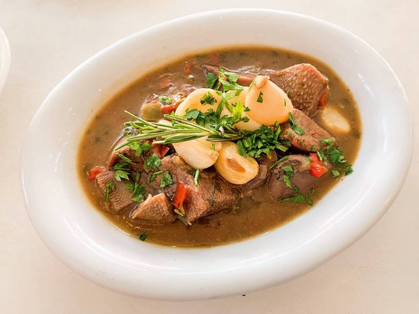 Língua ao molhoda própria carne: com pimenta biquinho e alho assado Língua ao molhoda própria carne: com pimenta biquinho e alho assado