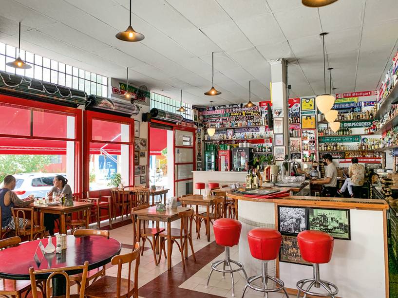 Salão mais aberto: mesas concorridas ao lado dos janelões Salão mais aberto: mesas concorridas ao lado dos janelões