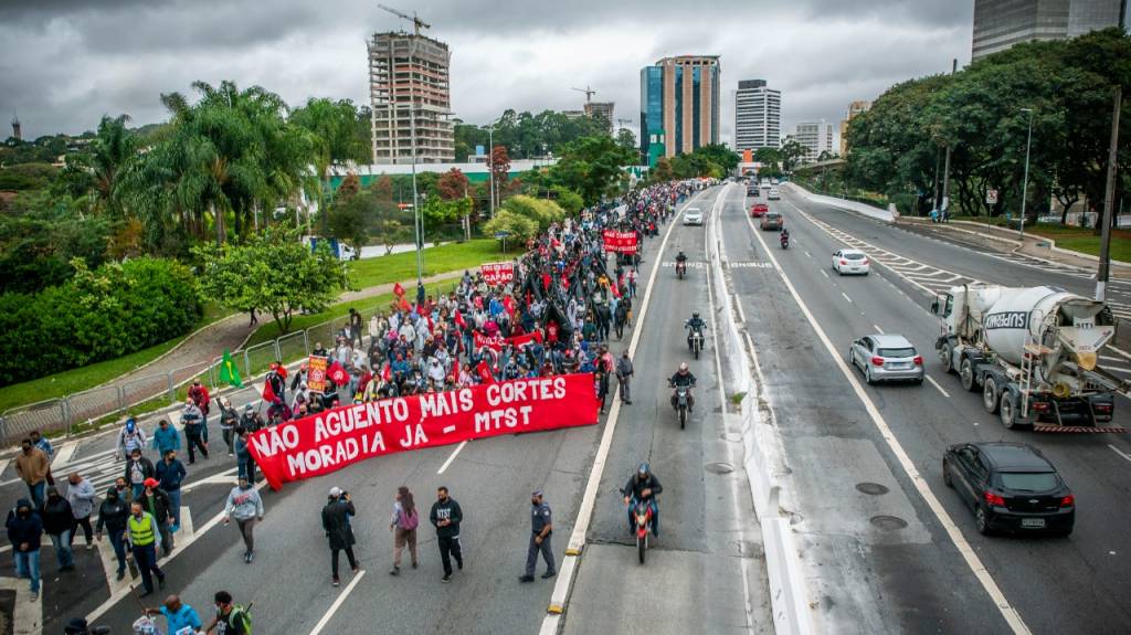 MTST protesta contra o governo federal e bloqueia vias da capital