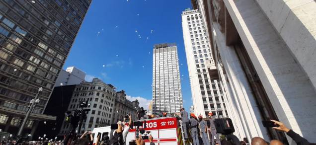 Carro de bombeiros que leva Bruno Covas por cortejo pela capital paulista Carro de bombeiros que leva Bruno Covas por cortejo pela capital paulista