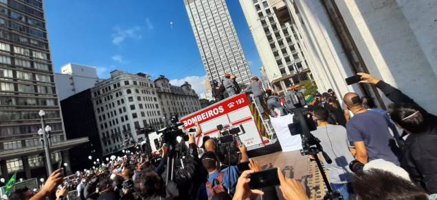 Imprensa ao lado de carro de bombeiros que leva caixão de Bruno Covas Imprensa ao lado de carro de bombeiros que leva caixão de Bruno Covas