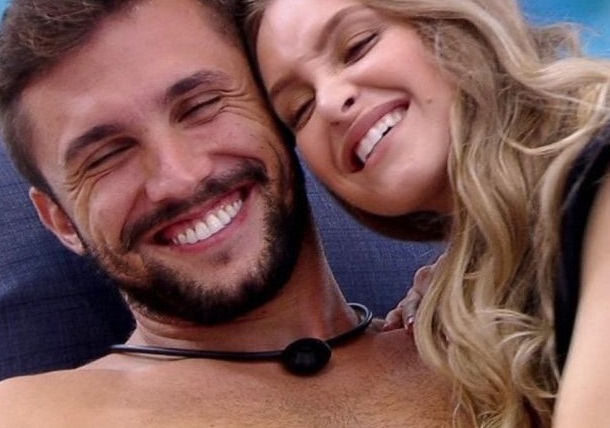 Imagem mostra Carla e Arthur abraçados