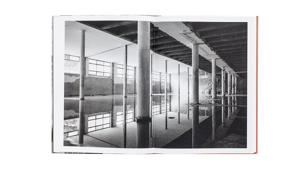 el-186-2 branco (1).tif Imagem em preto e branco mostra um armazém vazio, com água e reflexos no chão