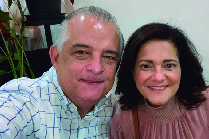 Foto aproximada do político Márcio França (à esquerda) e sua esposa Lúcia, à direita.