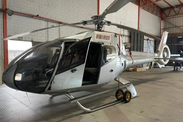 helicoptero de andre do rap parado em hangar