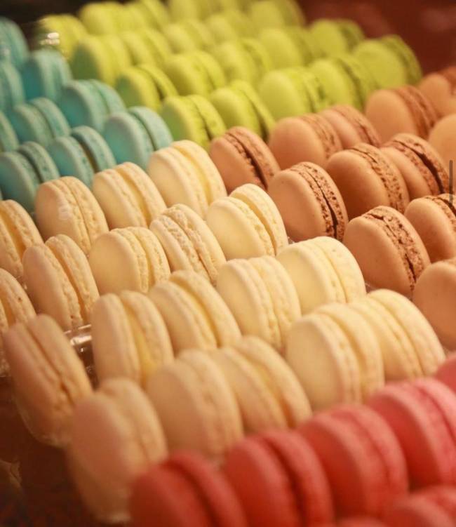 Vários macarons coloridos alinhados.