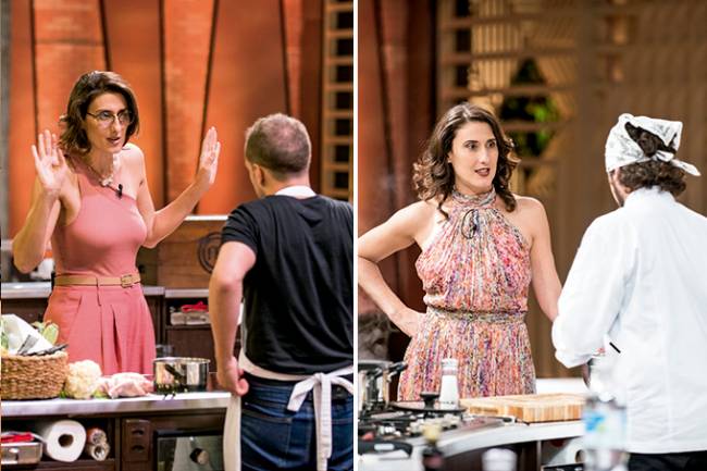 Paola Carosella – MasterChef Duas fotos unidas verticalmente por linha branca. Ambas a chef Paola Carosella (mulher branca de cabelo castanho) avalia pratos de homens (de costas para a foto) durante o programa MasterChef.