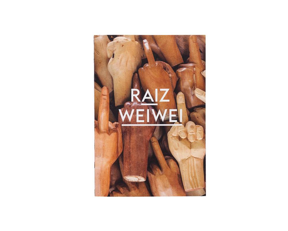 ubu-047.tif Catálogo da mostra do artista chinês Ai Weiwei. Tem várias mãos em madeira mostrando o dedo do meio