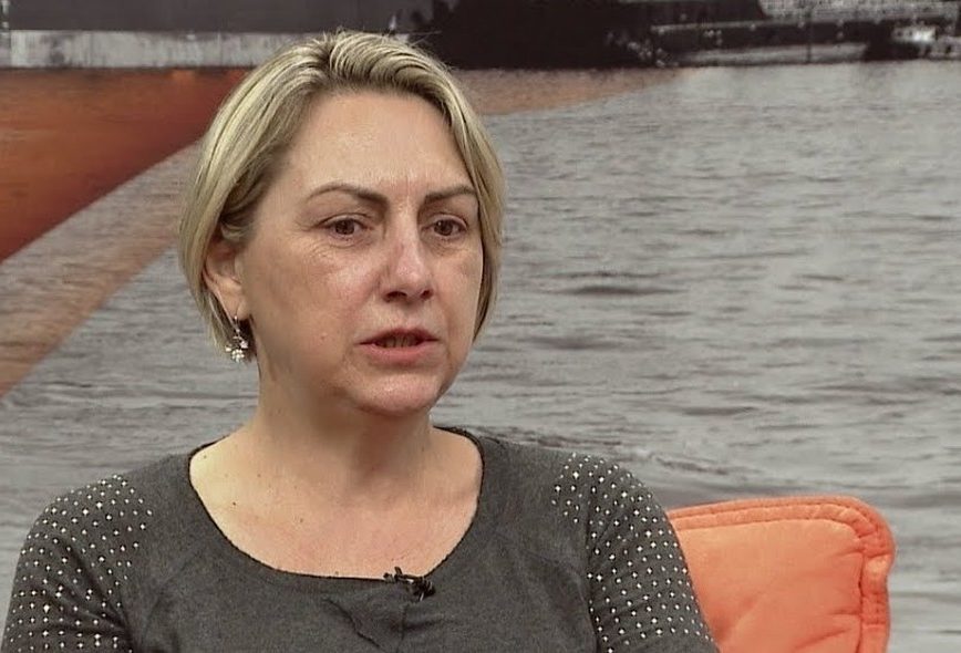 Vânia falando com alguém atrás da câmera