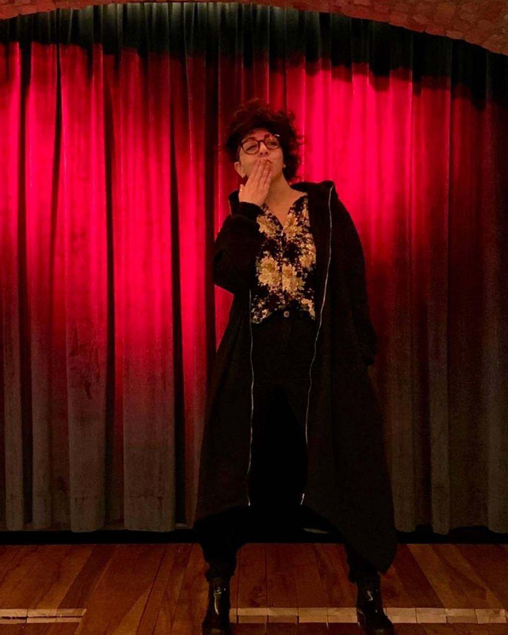 Bar dos Arcos Chula Barmaid Mulher sobre um palco com uma cortina vermelha atrás