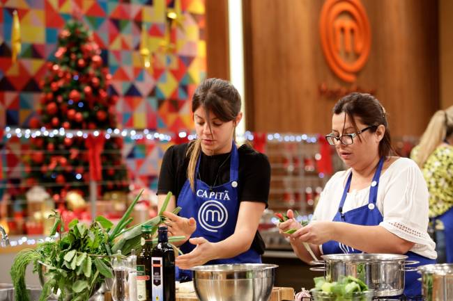 Elisa Fernandes (à esquerda) e Helena Manosso (à direita) cozinhando em bancada do MasterChef.