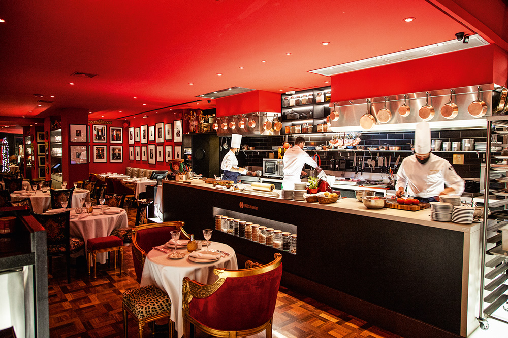 Président – Ambiente Restaurante com paredes vermelhas, balcão de bar e mesas