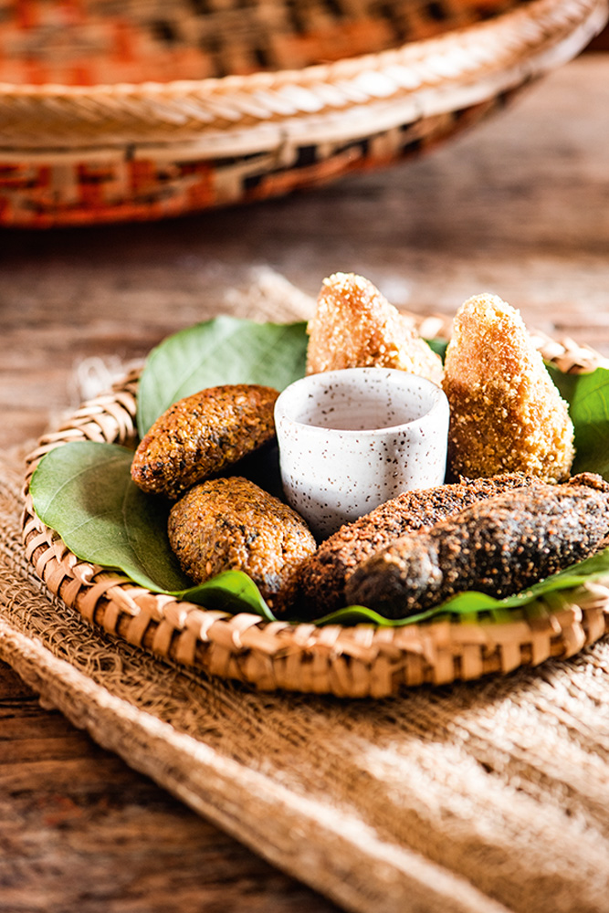 Cesta de salgadinhos – Camélia Òdòdó Cesta de palha, com cinco salgados mistos.