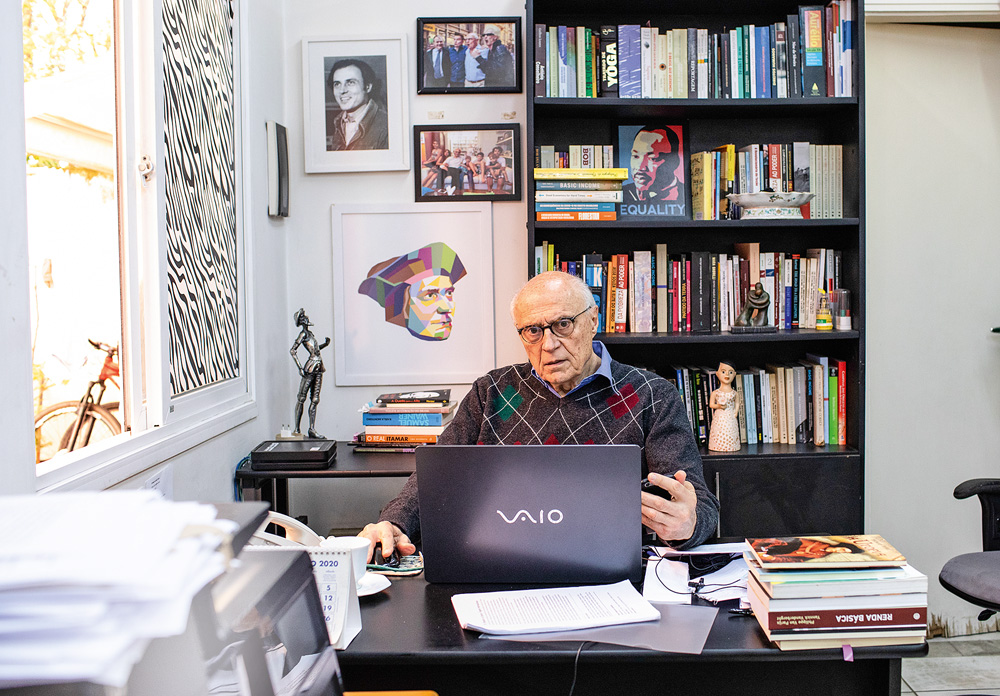Eduardo-Suplicy-papo-vejinha-escritório eduardo suplicy sentado em seu escritório na frente de seu notebook e olhando para a foto