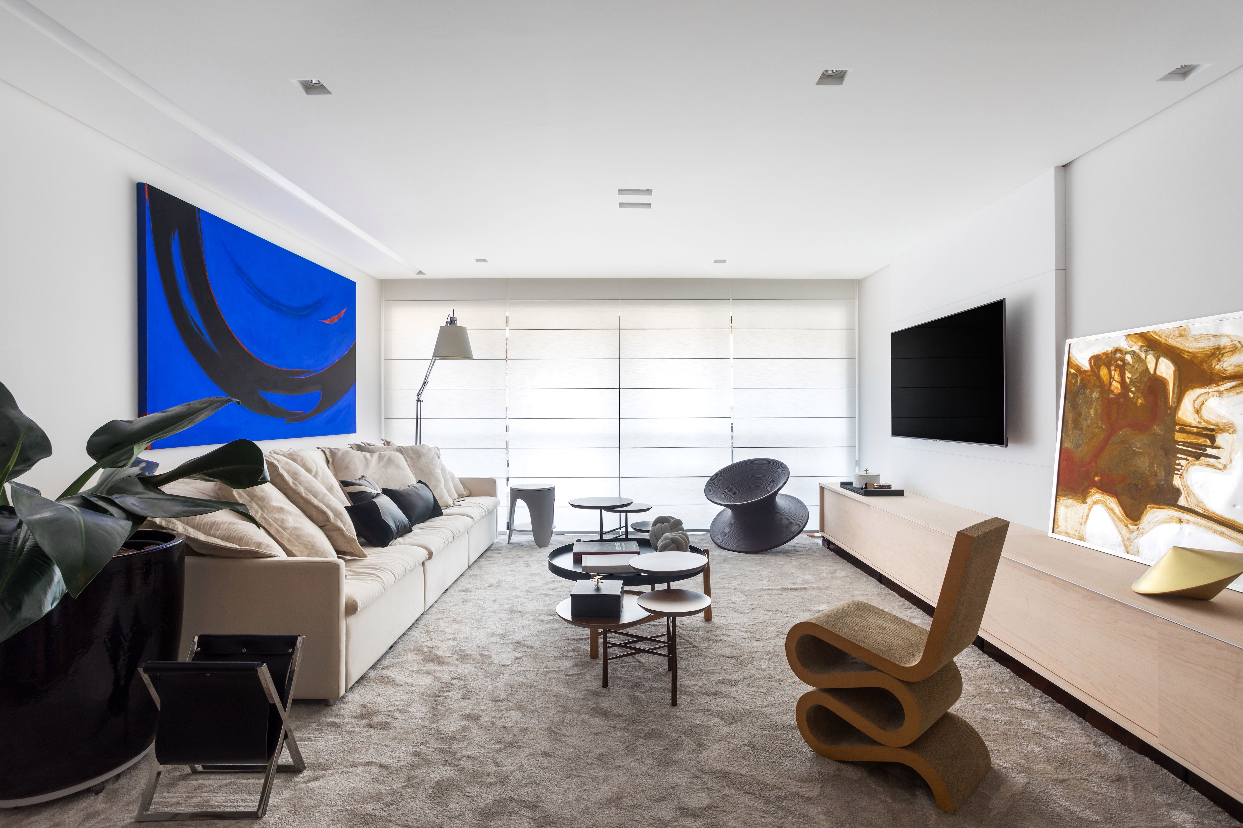 Ap&ecirc; de 215 m&sup2;, em Curitiba, aposta em pe&ccedil;as de design internacional