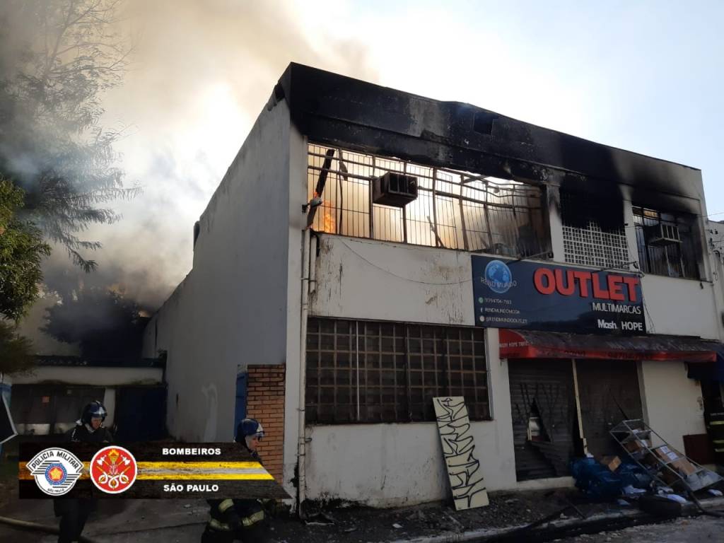 Galpão é atingido por incêndio no Bom Retiro, na região central