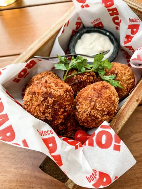 Bolinho de pernil: servido com aïoli Bolinho de pernil: servido com aïoli