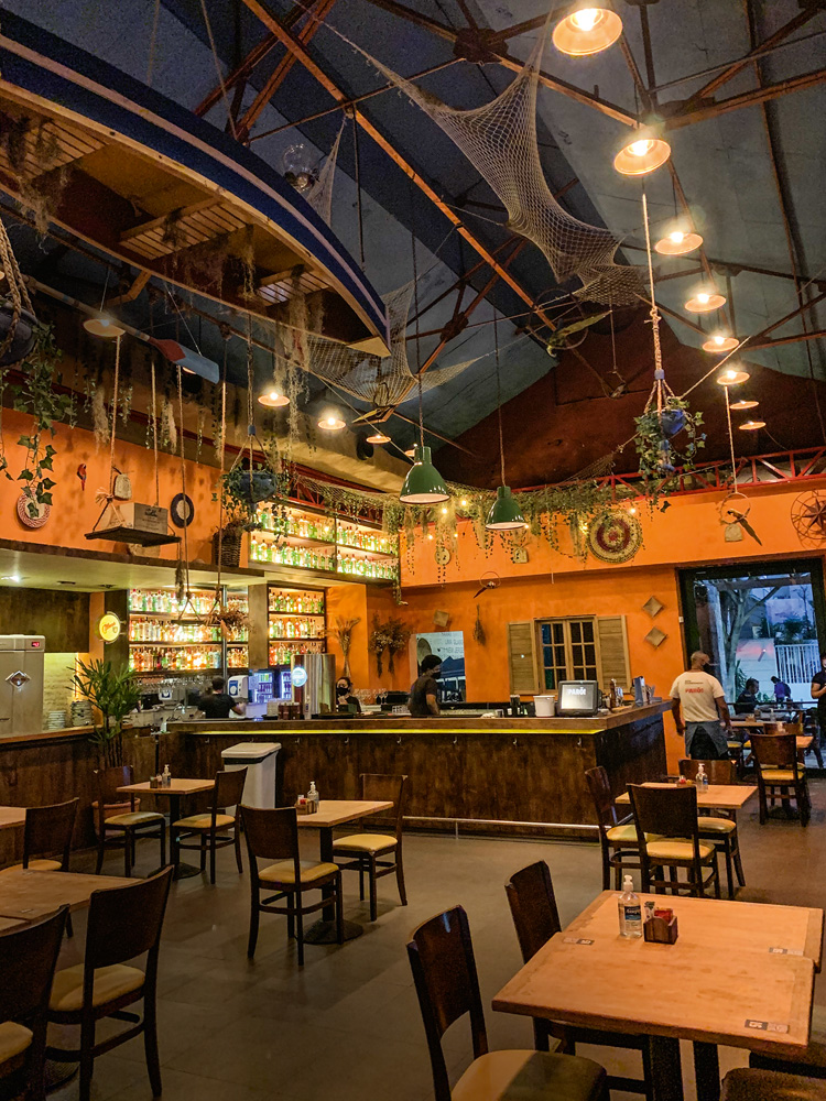 Parô: bar em Moema atrai pelo deque arejado