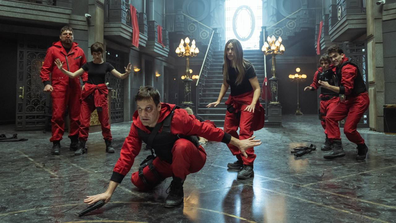 Cena de La Casa de Papel com os assaltantes se rendendo