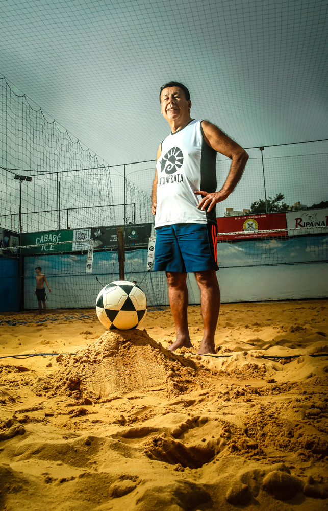 São Paulo 22 Junho 2021Miguel Torralbo Foto Alexandre Battibugli VSP A imagem mostra Torralbo em uma quadra de futevôlei, com a bola posicionada em sua frente sobre um montinho de areia.