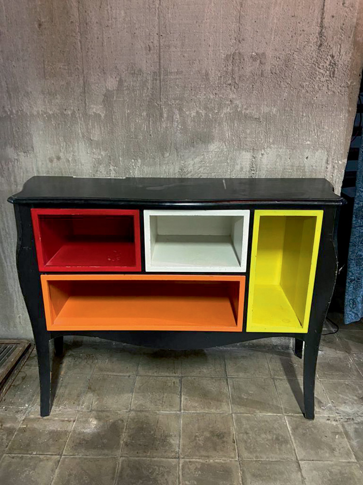 Foto – Ramona Móvel com espaços coloridos, nas cores, amarela, larana, vermelho e branco. Vendido no bazar do restaurante Ramona.