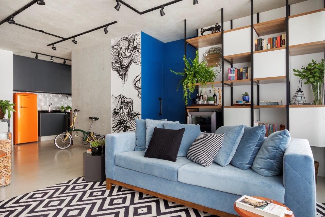 Apartamento de 80m&sup2; traduz estilo de vida urbano com pontos de azul