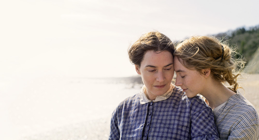 Metáfora entre escavação e romance se destaca em Amonite