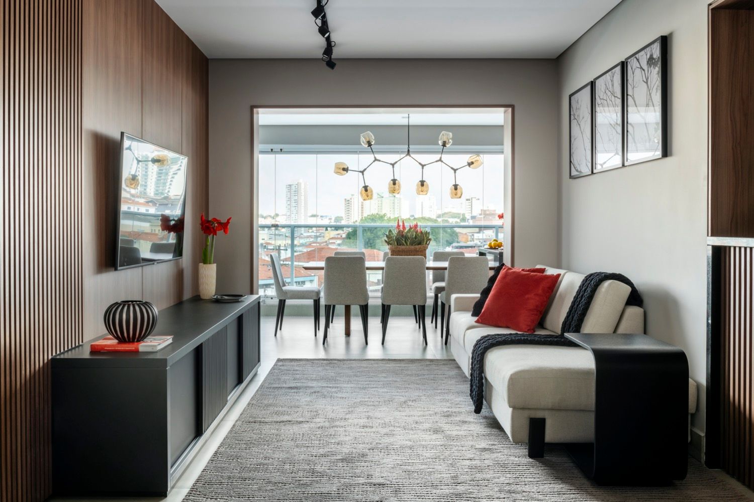Madeira e detalhes coloridos neste apartamento de 118 m&sup2;