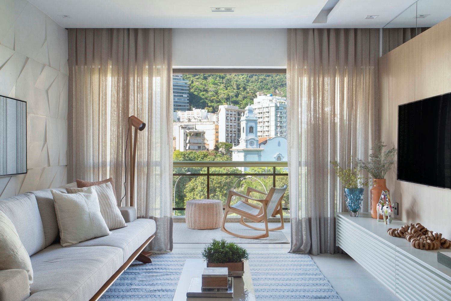 No Rio, apartamento com vista e decora&ccedil;&atilde;o atemporal