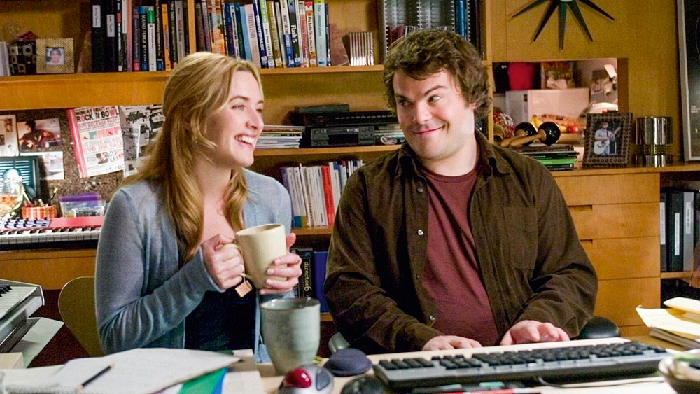 diadosnamorados7.jpg A imagem do filme mostra Jack olhando feliz com as sobrancelhas levantadas para Kate enquanto ela ri com uma xícara na mão.