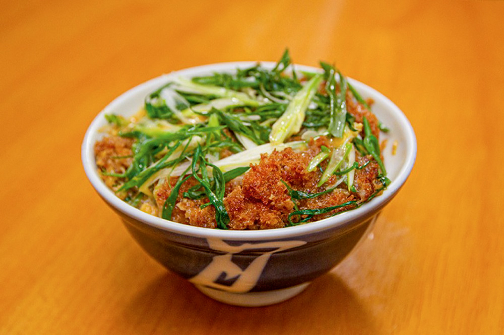Katsudon – Shin Zushi Katsudon na tigelinha: com arroz, lombo de porco empanado com ovo e cebolinha agridoce.