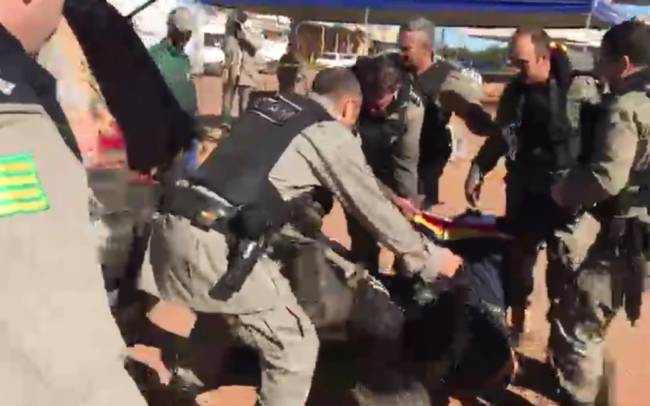 Momento em que a polícia carrega Lázaro