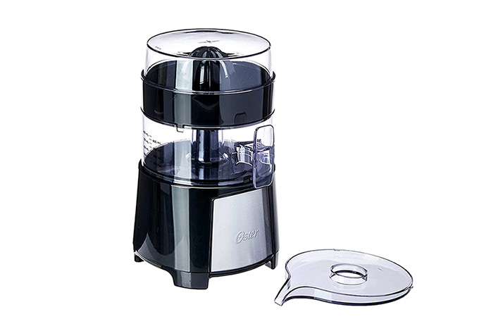 Montagem com fundo branco e foto de espremedor de laranjas elétrico preto com inox ao lado de tampa de acrílico.