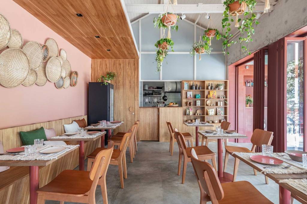 Restaurante vegano na Vila Madalena usa tons de rosa para trazer aconchego