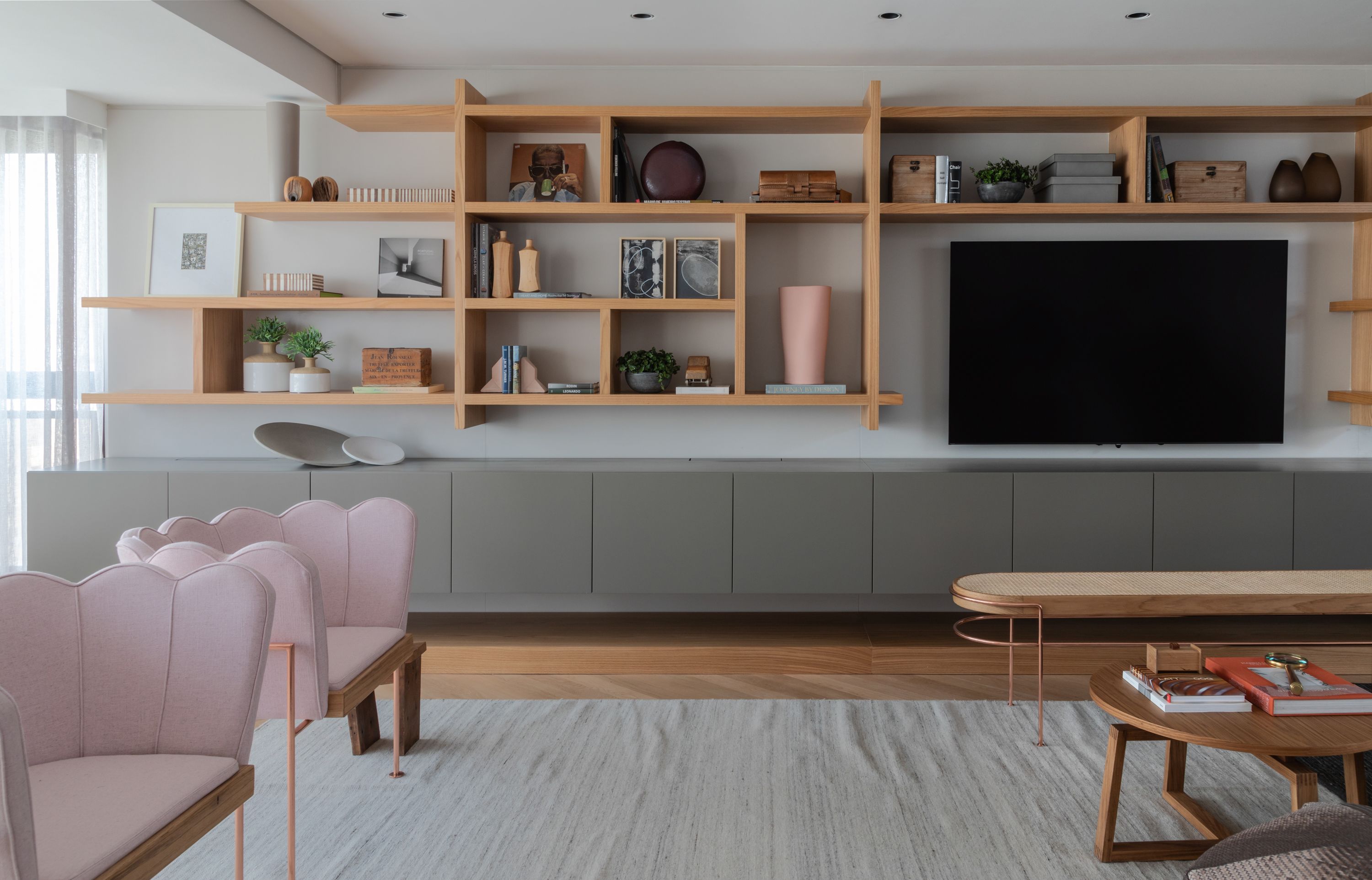 Marcenaria &eacute; solu&ccedil;&atilde;o em apartamento da Tr&egrave;s Arquitetura