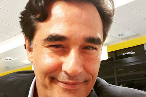 Imagem mostra Szafir sorrindo em selfie