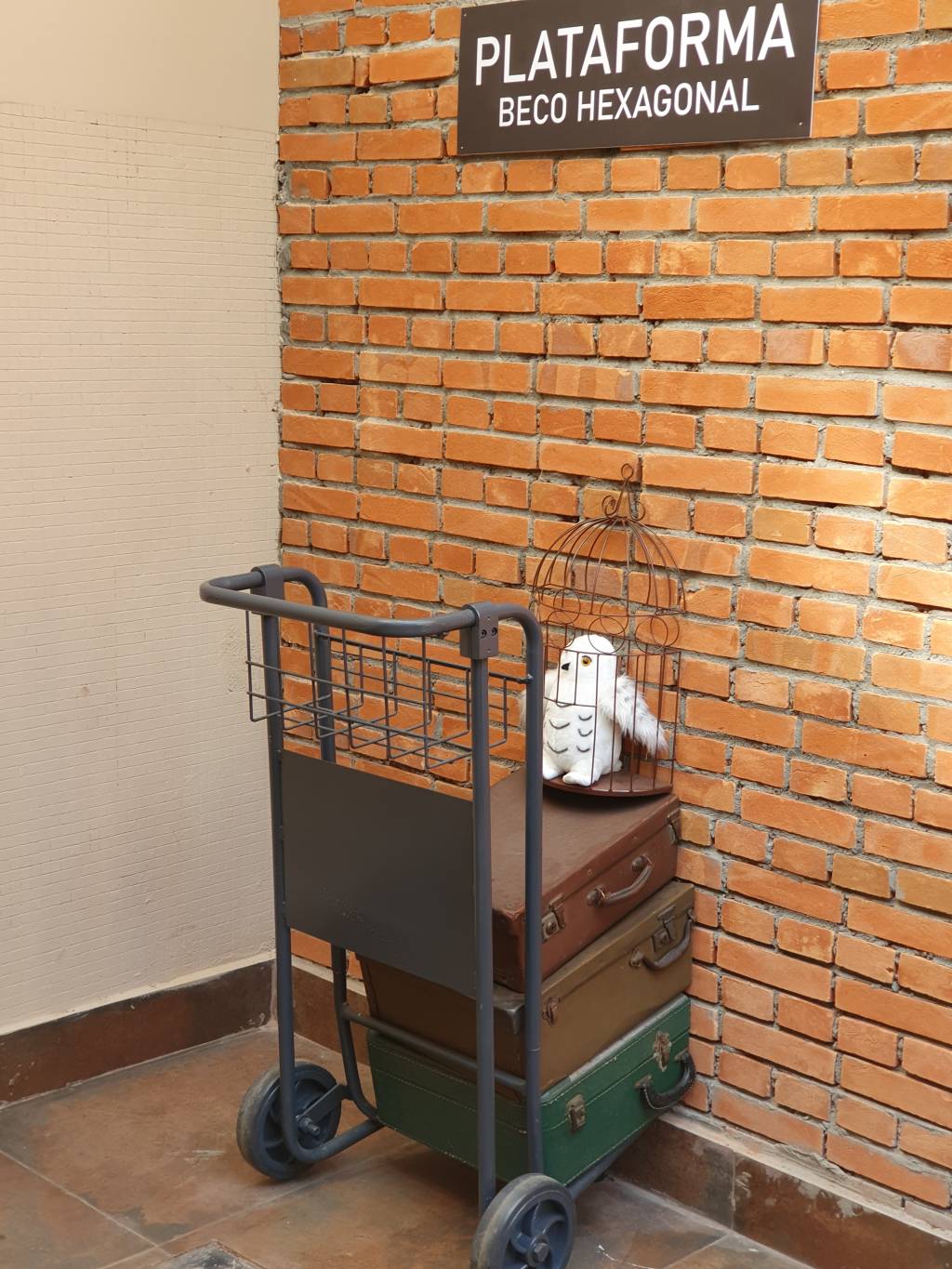 Restaurante Beco Hexagonal em São Paulo é inspirado em Harry Potter Carrinho de malas entrando em parede de tijolos; lê se em placa acima: